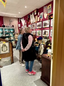 Mutter & Tochter waren sehr interessiert an unserer Heimatstube