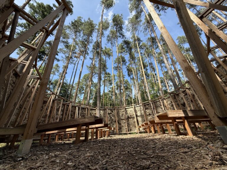 Abschiedsort für Trauerzeremonie aus Holz und Wolle